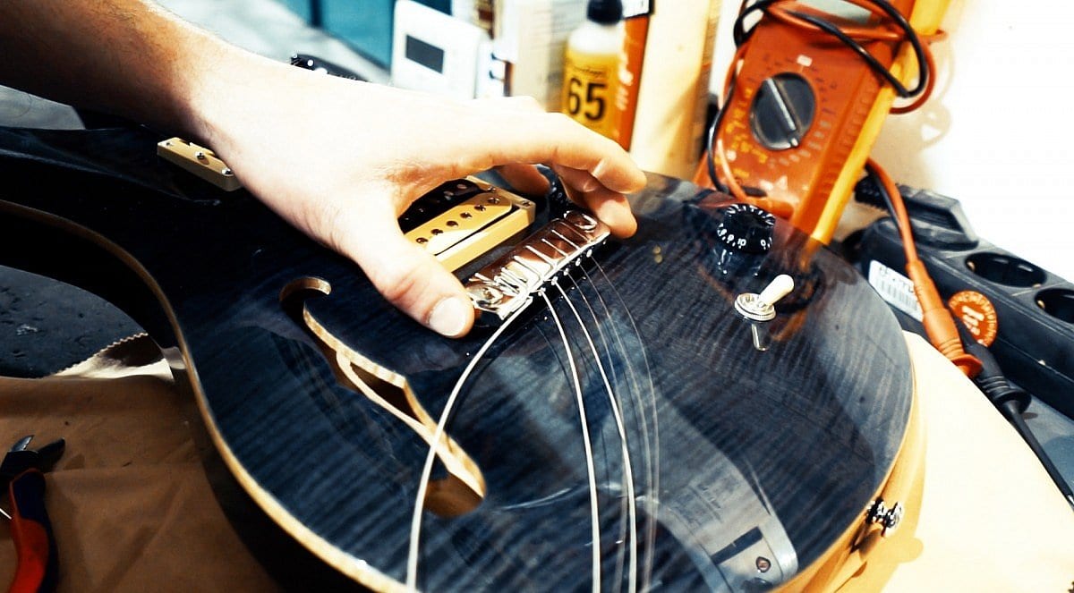 Saitenwechsel an der Gitarre