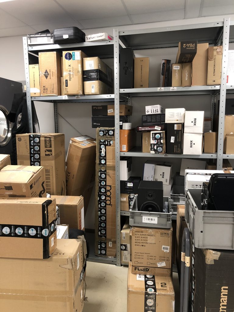 in-der-elektronik-werkstatt-von-thomann