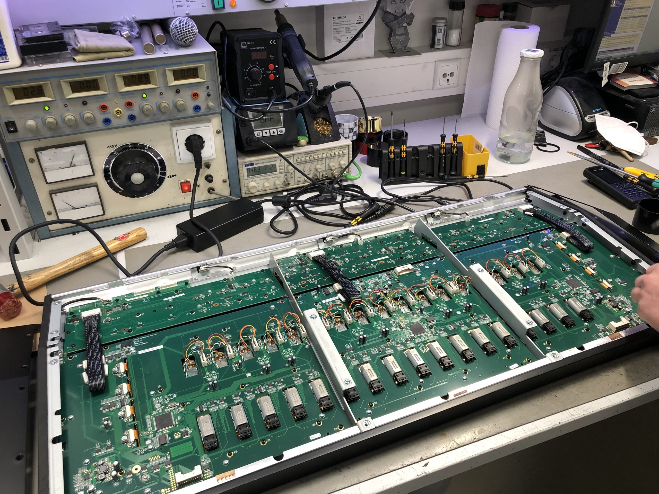 in-der-werkstatt-studio-und-elektronik-von-thomann