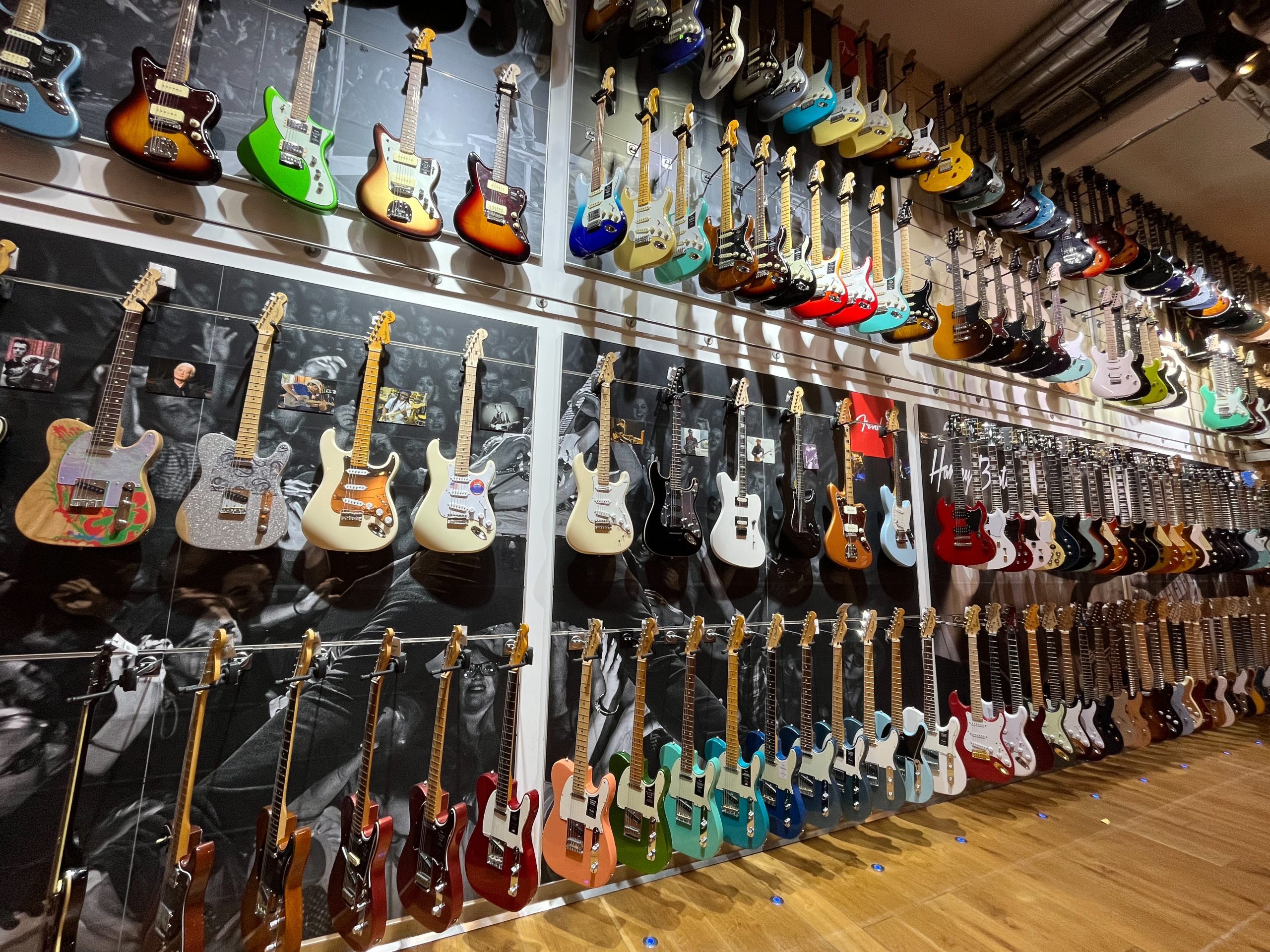 Gitarrenabteilung bei Thomann