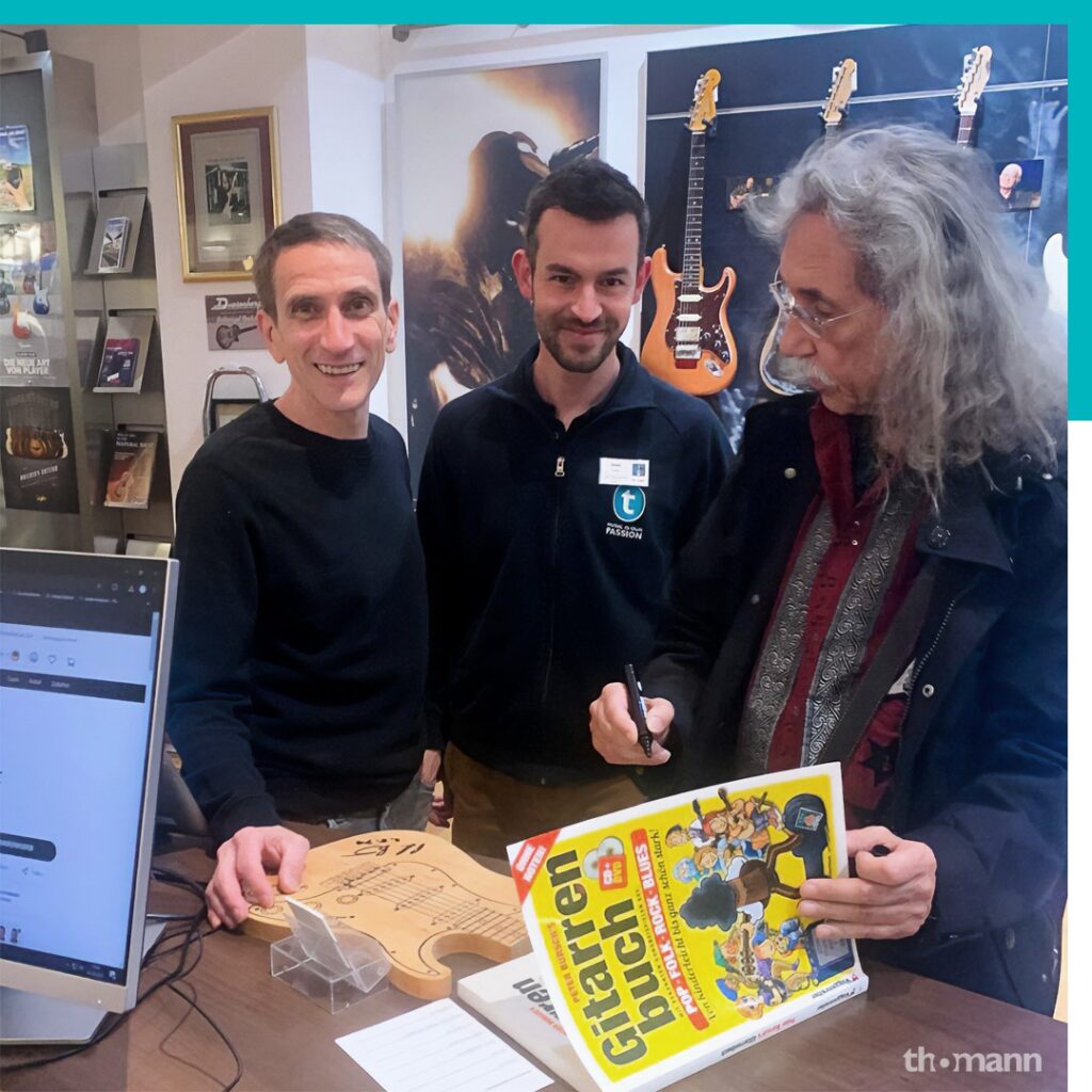 Peter Bursch beim Signieren seines Gitarrenbuchs bei Thomann