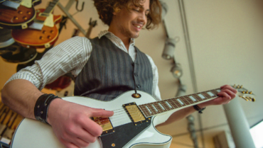 erste Gitarre auswählen beachten