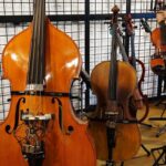 Contrebasse, violoncelle et violon dans le magasin