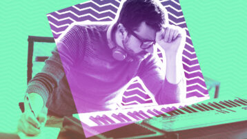 Beginnende muzikant schrijft muziek achter een keyboard met een koptelefoon om z’n nek – symbool voor het schrijfproces van een song