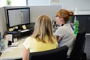 International Service Hotline Staff bei der Arbeit