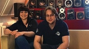 Nuestros aprendices Alena (departamento de guitarra) y Daniel (departamento de estudio)