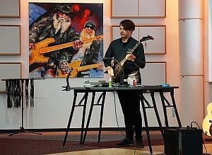 Oscar beim E-Gitarren-Tuning