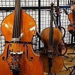 Contrebasse, violoncelle et violon dans le magasin