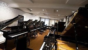 La salle dédiée aux pianos à queue