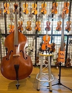 Auch für Lefties: Kontrabass, Violine und Upright Bass