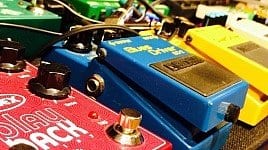 In what order do we connect the effect pedals?
