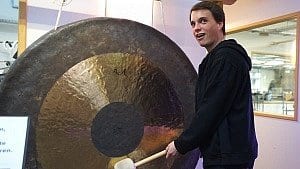Matthias auf Entdeckungstour im Shop - hier mit riesigem Gong