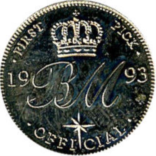 Het beroemde muntstuk die May gebruikt als plectrum