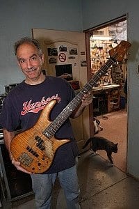 Vinny Fodera mit dem Bass von 1983