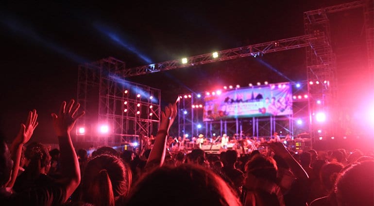 Le matériel d'éclairage de scène de concert en plein air Photo