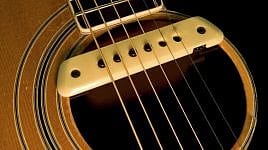 ¿Cómo amplificar una guitarra acústica?