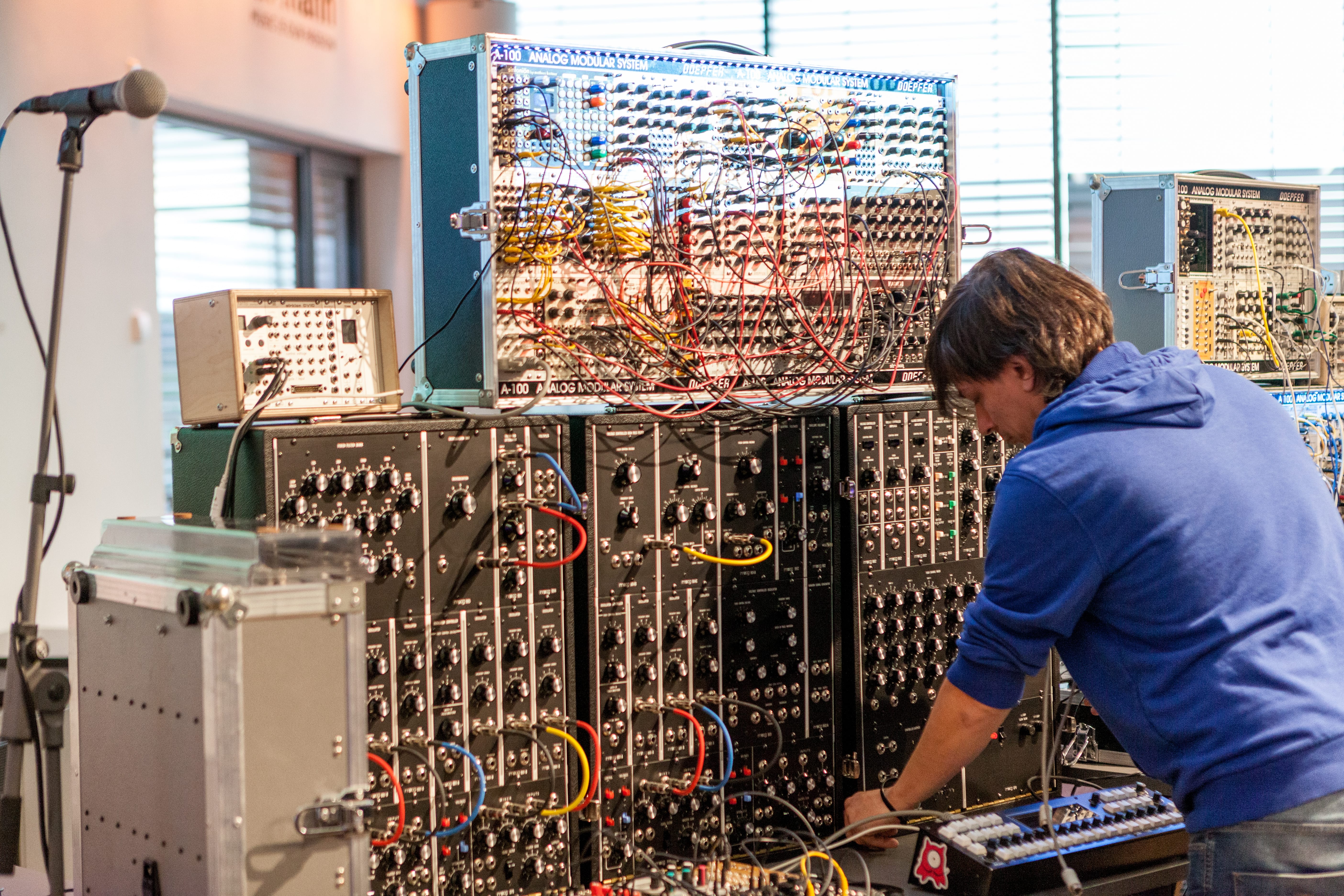 Modular Synthesizers - A simple explanation – t.blog
