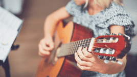 Gitarren für Kinder – passend zu Alter und Körpergröße wählen