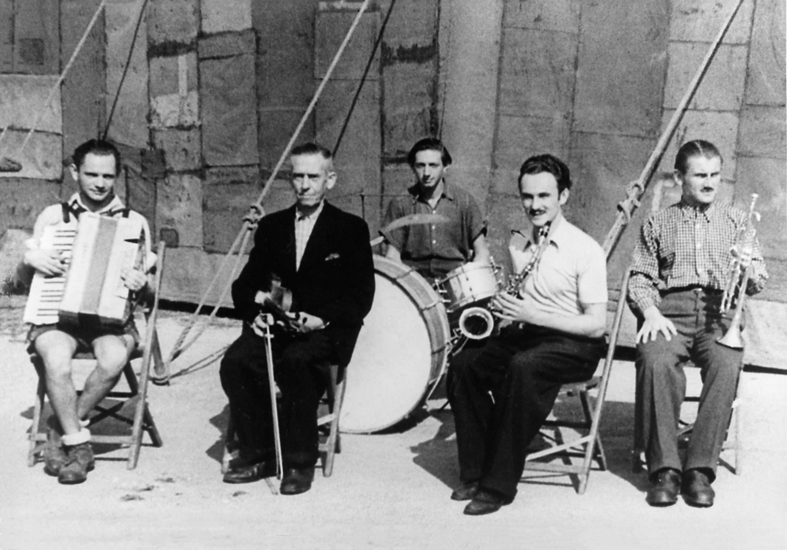 Die Zirkus-Combi mit Akkordeon, Geige, Schlagzeug und Saxophon. Hans Thomann Senior (rechts) am der Trompete