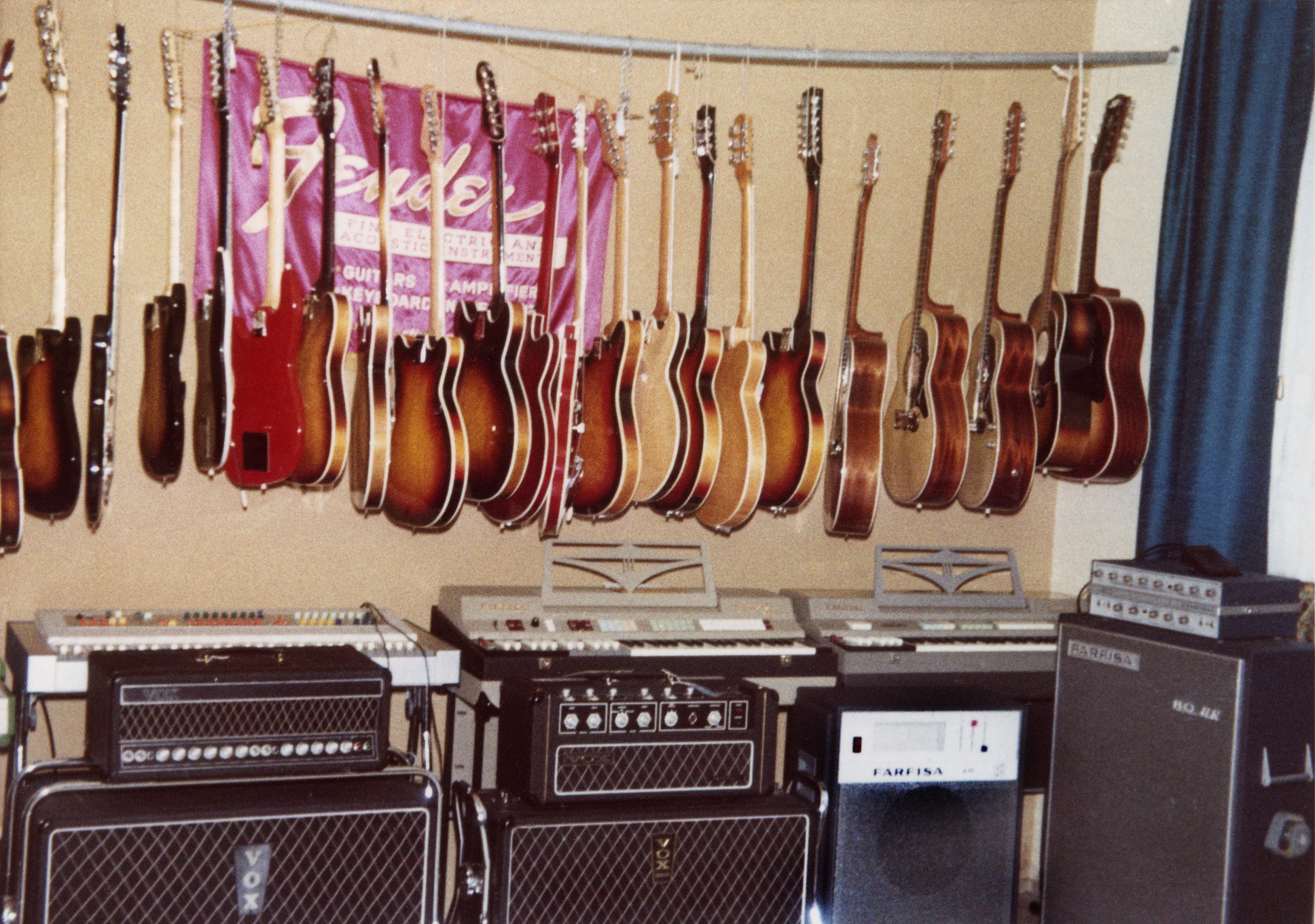 Früher ausgewählte Gitarren an der Stange... heute hängen die Instrumente an der "Wall" im Shop, ungefähr 1500 Stück
