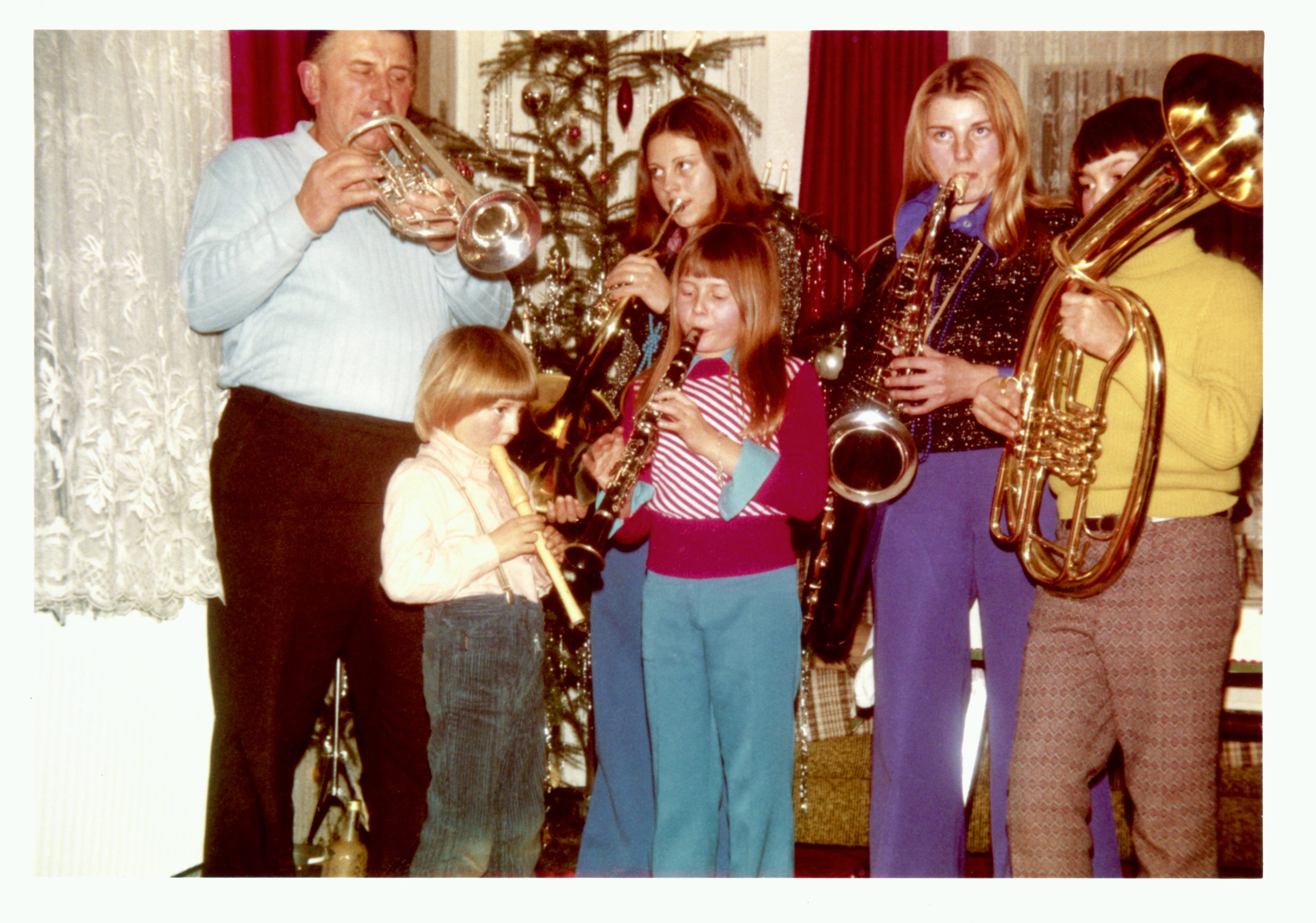 Gemeinsames Musizieren der Familie an Weihnachten