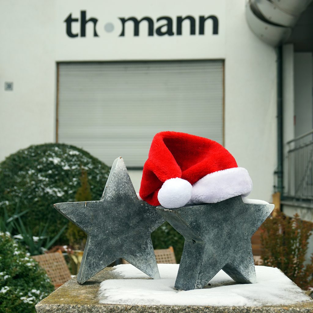 The Thomann shop from the outside. Two star sculptures in the snow, one with a Santa hat.