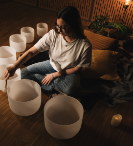 Klangschalenset im Einsatz: Thomann Crystal Bowl CF Set 432Hz 6-12