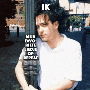 Robert Smith van The Cure, gelabeld als 'Ik', klampt zich vast aan een paal met het label 'Mijn favoriete muziek op repeat', wat troost door een liedje uitbeeldt.