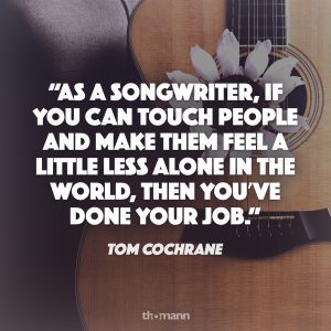 Inspirerend citaat over de kracht van songwriting door Tom Cochrane, met een zachte gitaarachtergrond.