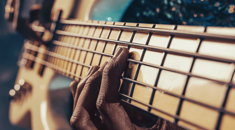 Tirant d'une corde de guitare basse, c'est quoi ?