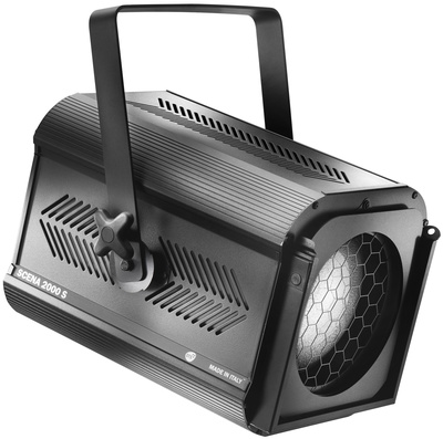 Scena 2000 S MK2 Fresnel. Neue optische Gruppe mit ""Custom""built Linse. Über 30% mehr Leuchtkraft. Extrem flüssige und präzise Lampenhalter
